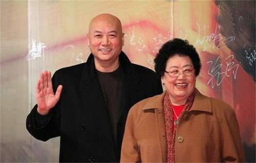 迟重瑞现身《西游记》聚会,娶大11岁中国女首富,浑身贵气难掩__凤凰网