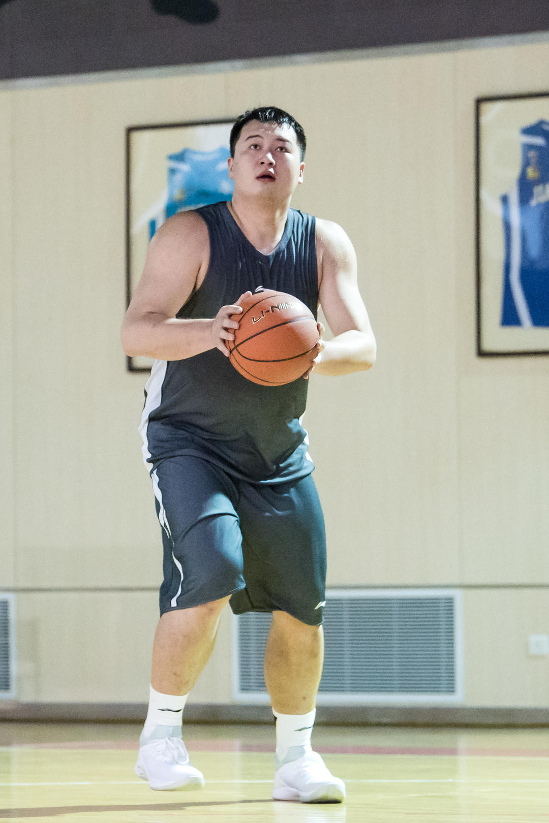 随广东队登顶联赛,成为第一名获得cba总冠军的大学生选秀球员,万圣伟