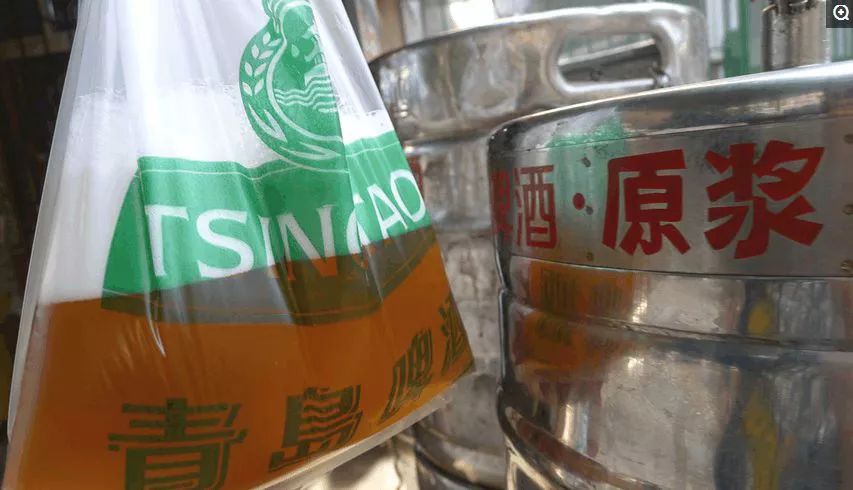 夏天,青岛人的命,都是塑料袋里的散啤给的