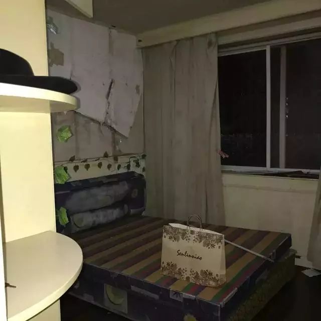 原本空间不大的卧室,还做了一个衣柜,更显拥挤,且白色柜体已经发黄.