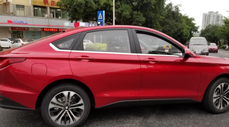 街头偶遇红色宝骏轿跑rc-6实车,比思域帅气,回头率爆表!