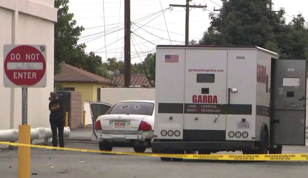 遭到三名歹徒抢劫,的一家美国银行(boa)一辆运钞车在洛杉矶南门(south