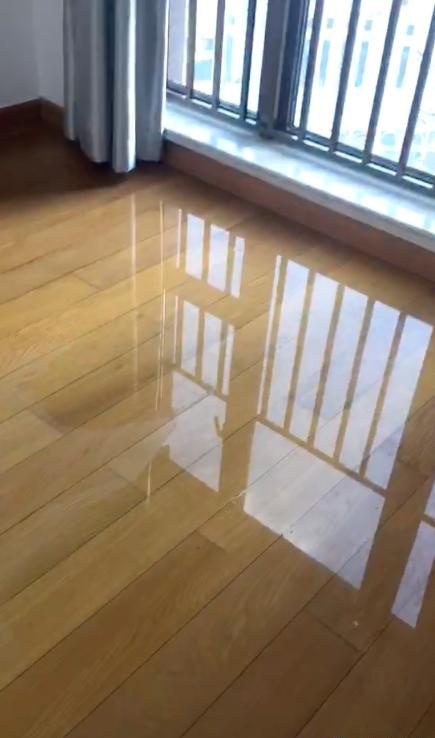 卧室全湿了,深圳业主天天带娃睡客厅,致漏水的楼上却正放盘出售