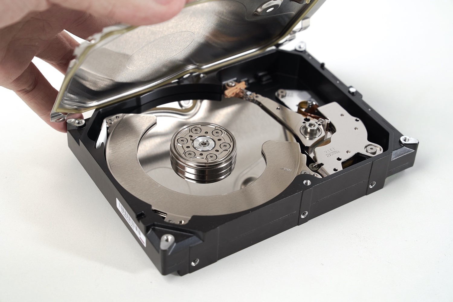 机械硬盘完全拆解:一项古董技术何以服务人类46年