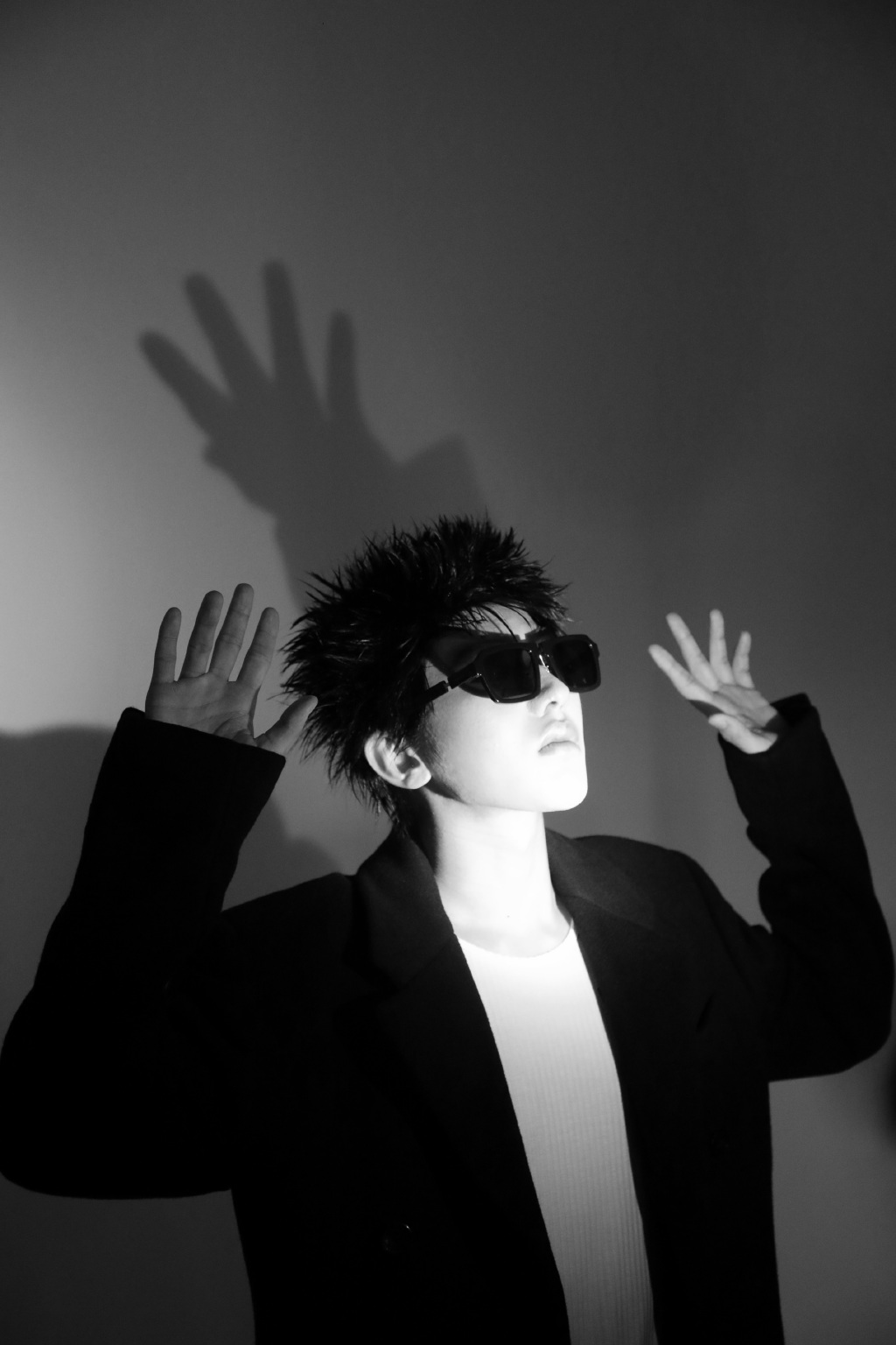 蔡徐坤嘉人花絮大片公开桀骜不羁的模样迷倒万千少女