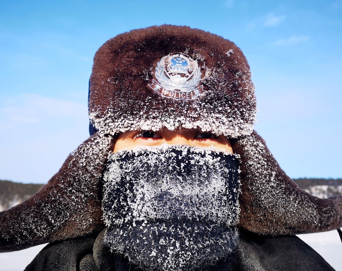 黑龙江漠河民警极寒天气巡查边境一线满面冰霜