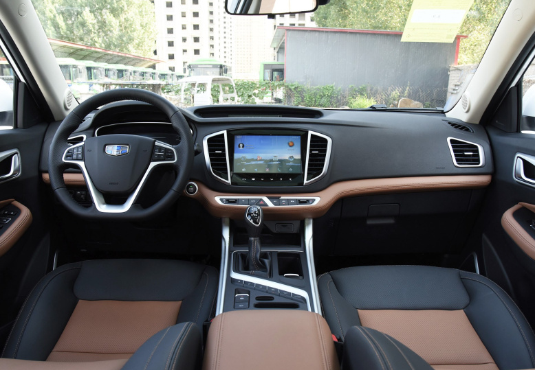 老款的远景suv内饰虽然也还不错,但大屏幕以及出风口都有些不太协调的