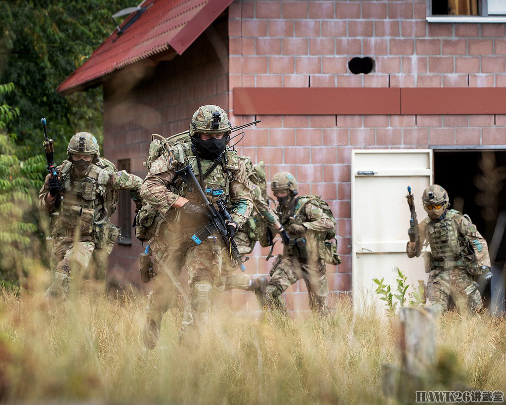 英國海軍陸戰隊特種部隊演習照曝光全套美軍裝扮配備防彈面罩