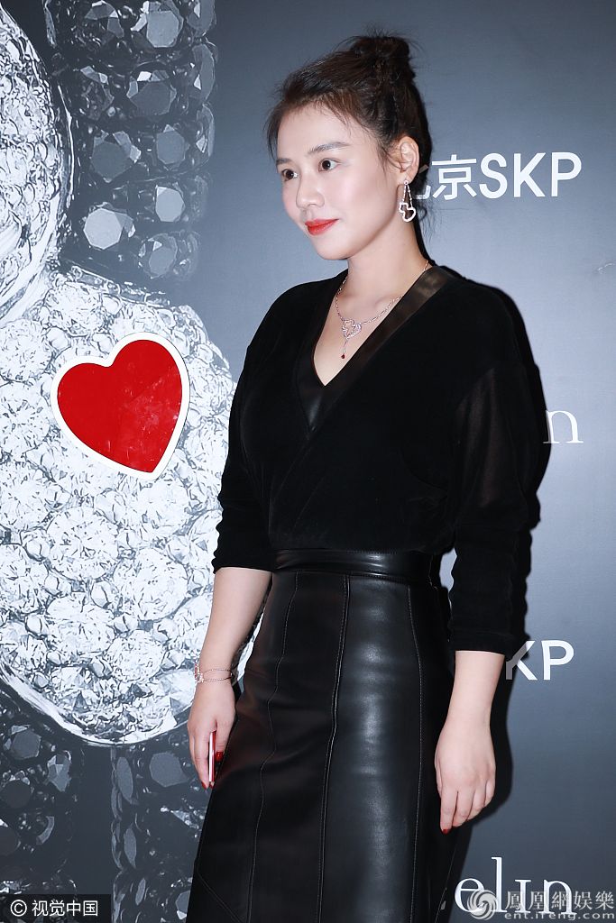 瘦了马思纯皮裙束腰身材曼妙涂大红唇巴掌脸精致可人