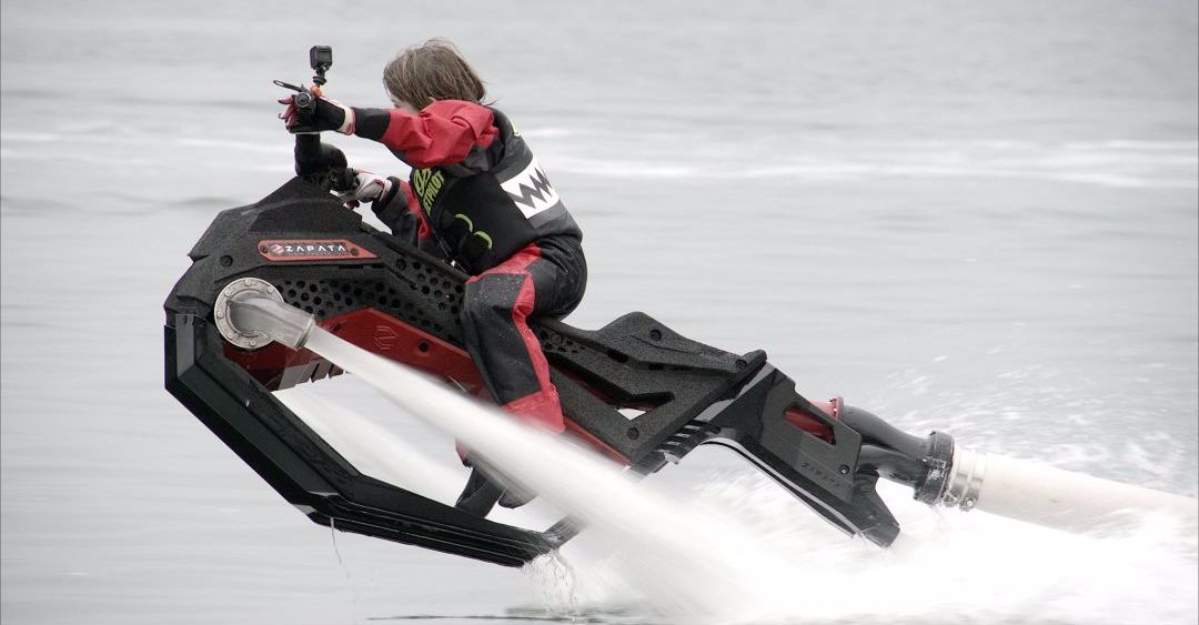 法国"钢铁侠"自造喷气滑板22分钟飞越英吉利海峡!