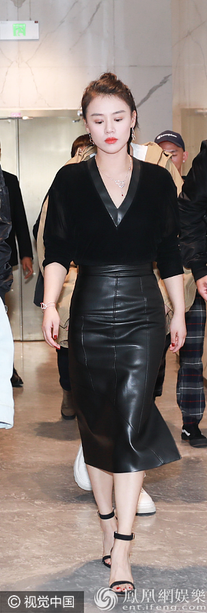 瘦了马思纯皮裙束腰身材曼妙涂大红唇巴掌脸精致可人