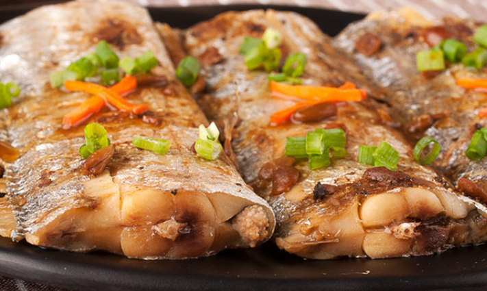 清蒸带鱼段,肉质细腻,太美味了__凤凰网