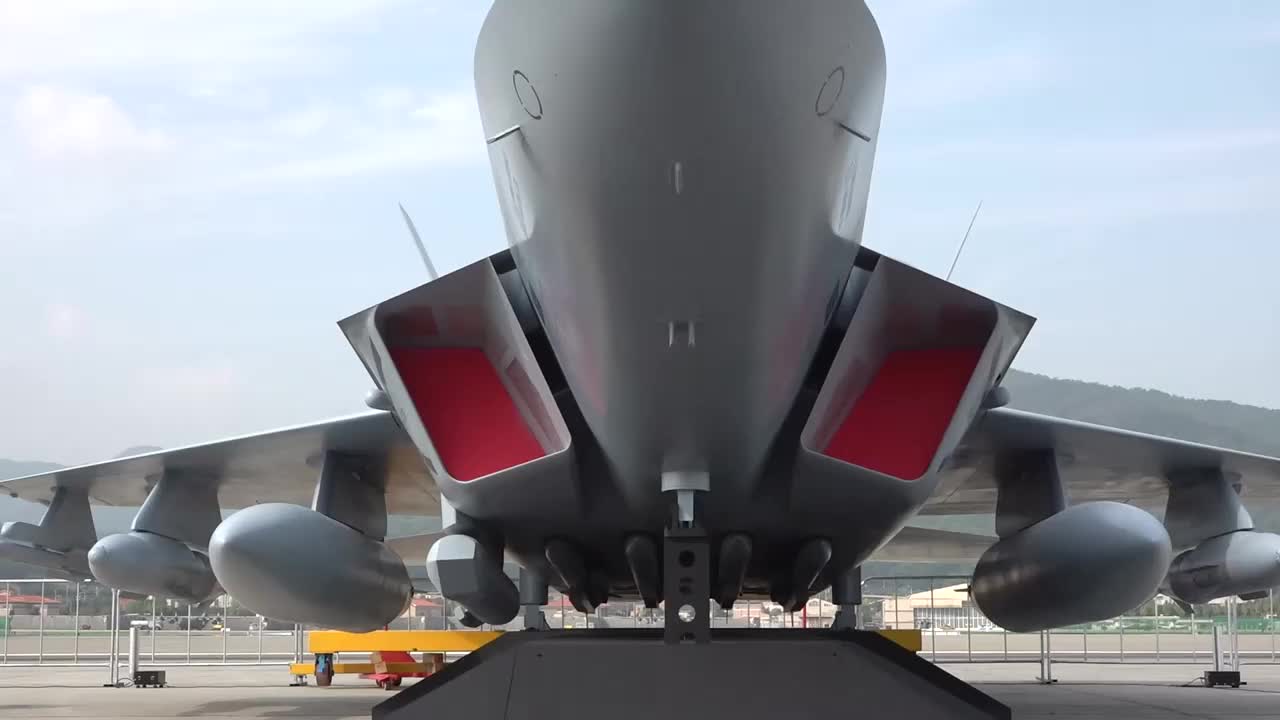 韩国空军在韩国首尔航展上推出最新4代半战机kf-70a战斗机 高清