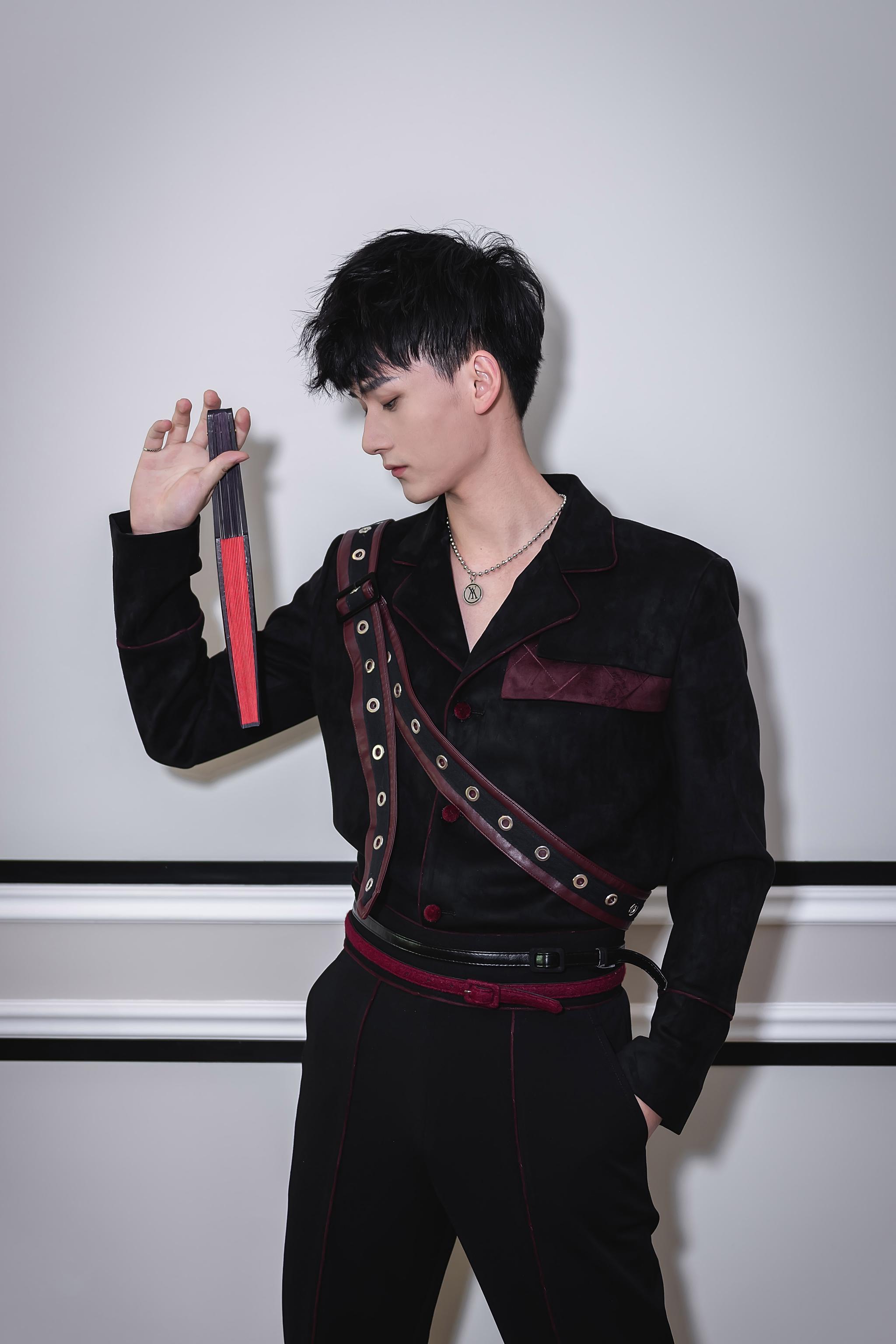 陈情少年团首登音乐盛典 扇子舞演绎传神新国风__凤凰网