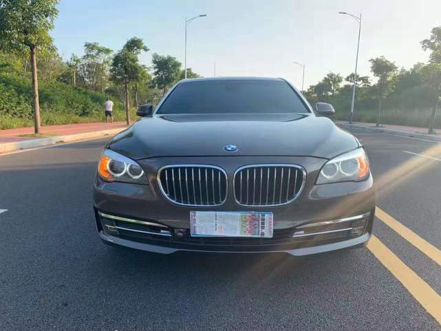 实拍2015款宝马740li售价22万外观端庄豪华而低调