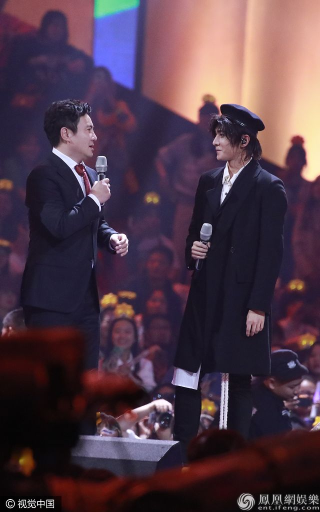 军艺校草聚首沈腾与杨洋同框拥抱表情渐渐失控似认亲现场