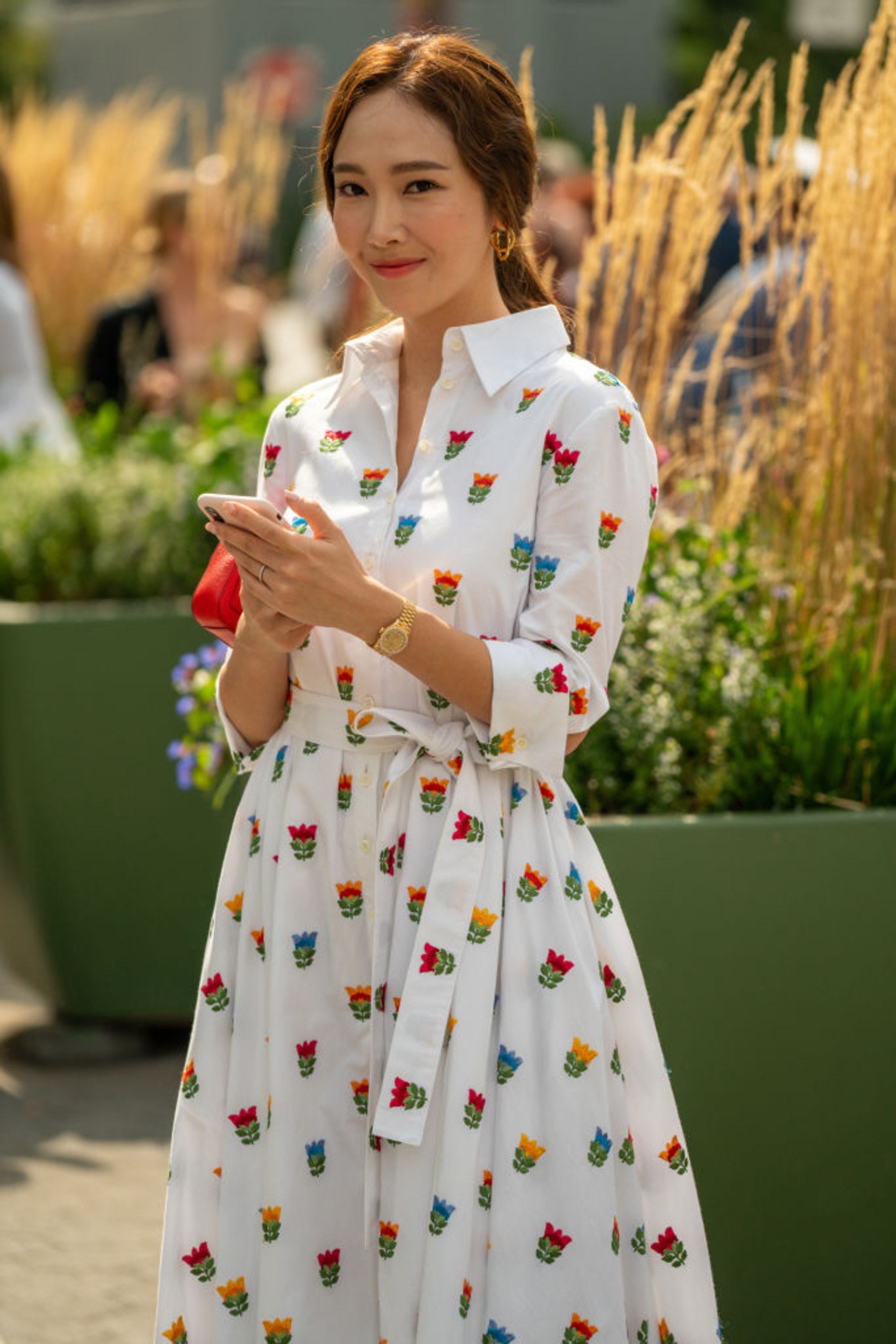 jessica郑秀妍着花卉白裙优雅亮相纽约时装周 零修图照片惹争议