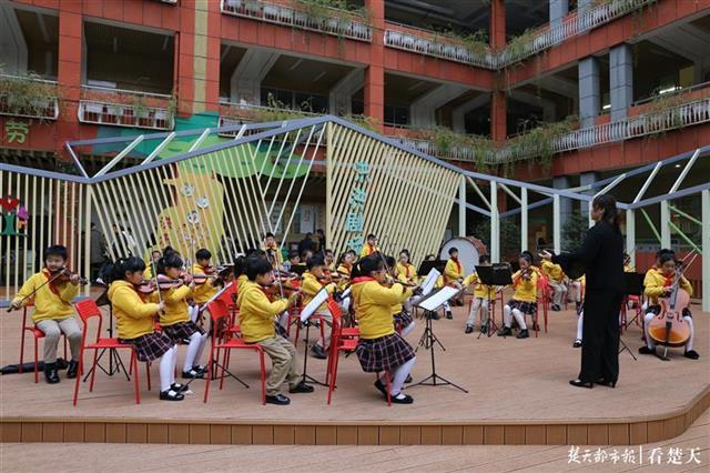 洪山一小学生乐团展示推进会上,新校"快速优质成长共同体"代表进行了
