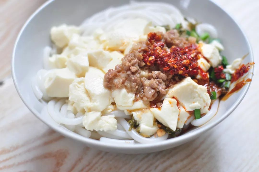 菜市场边一碗市井烟火的豆花米线温暖了昆明的清晨