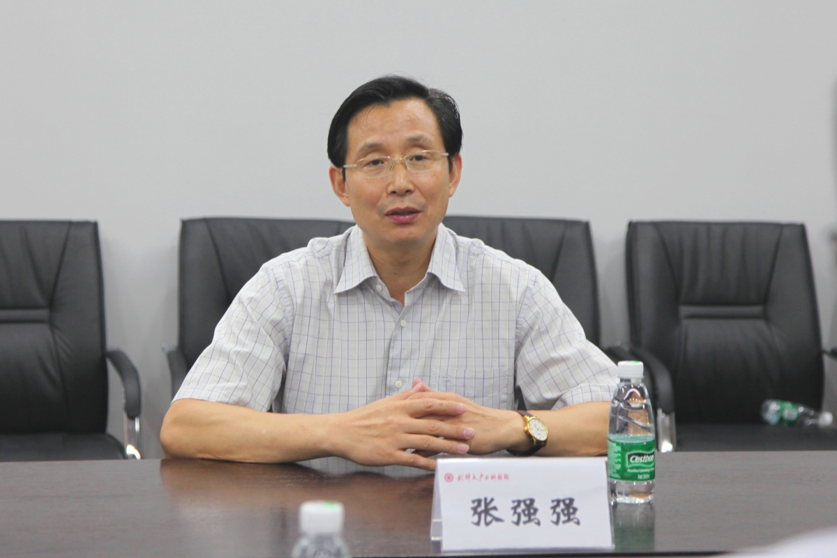 推进全民健康运动,发展运动康复事业.