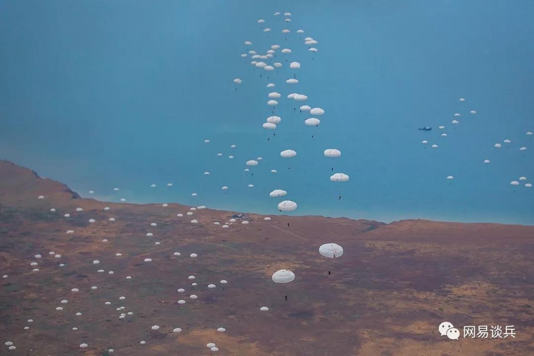 空降兵有多危險俄空降戰車摔成鐵餅美士兵掛在敵軍槍口下裝死