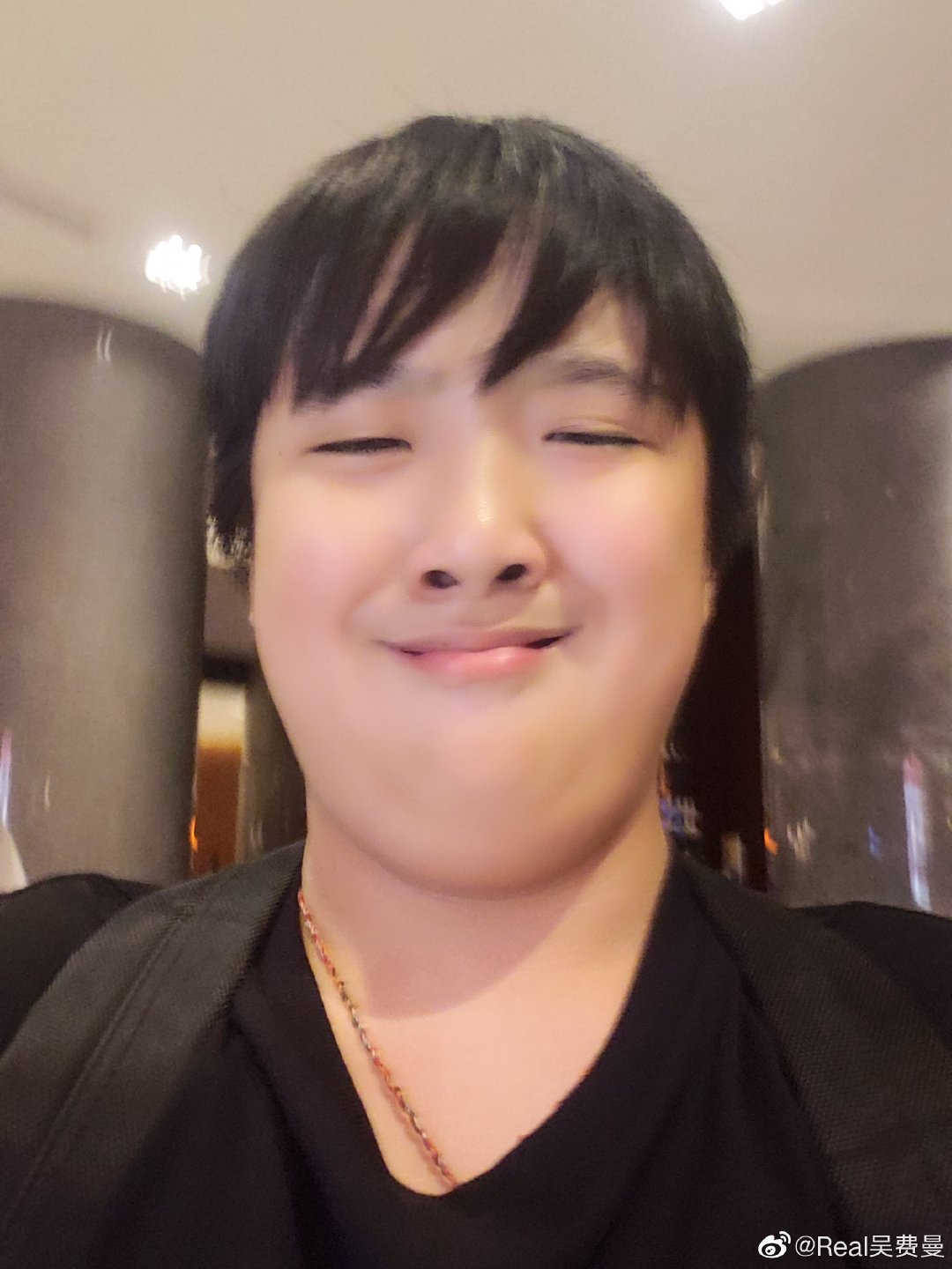10岁费曼发胖后晒照自黑放飞自我,网友:不愧是吴镇