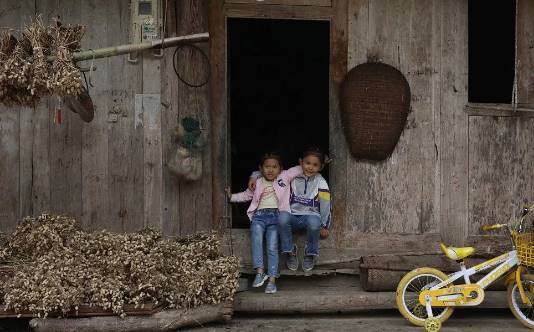 安利公益基金会爱心大使狄晋刘红夫妇回访山村幼儿园