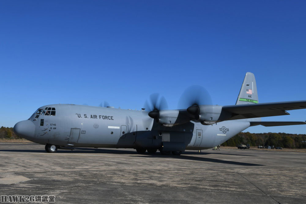 美国空军维修中队演习练什么叫来一架运输机直接换个螺旋桨