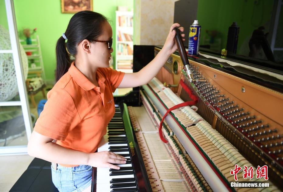 此后在盲人学校学习音乐课程,如今蔡琼卉成为一名独立钢琴调音师,用