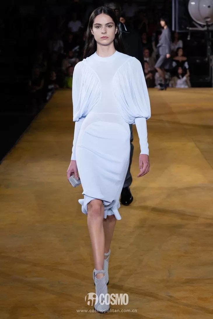 t型台周冬雨用亮片裙配皮草竟然也很burberry