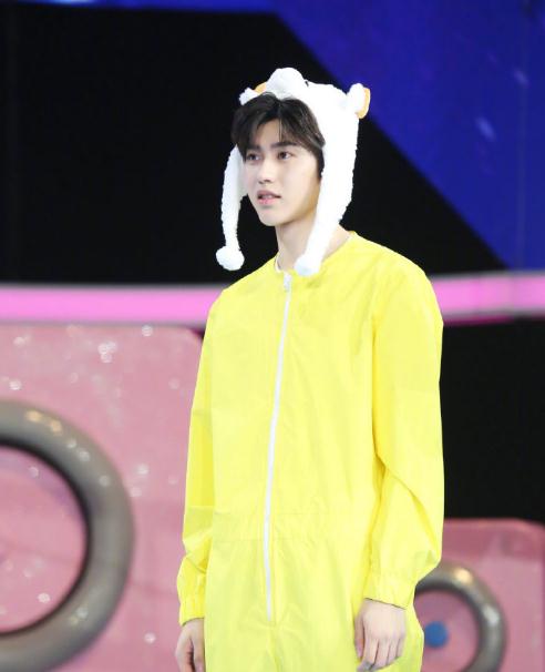 呆萌小黄人造型提前曝光时隔17个月蔡徐坤再登快乐大本营