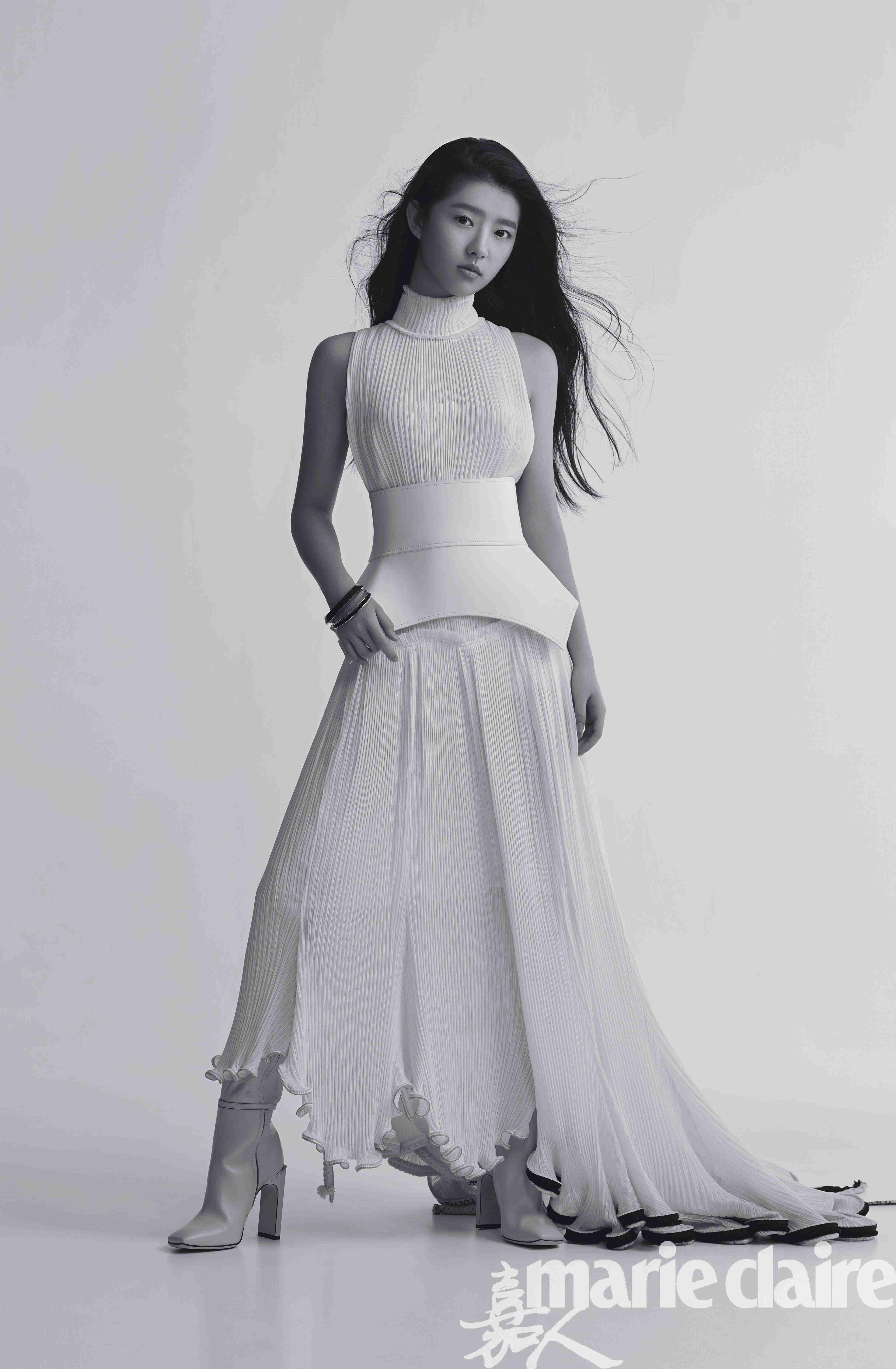 何蓝逗首登嘉人演绎率真自我