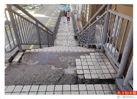 罗湖翠竹人形天桥连地砖被拆除,桥面上,楼梯上处于凹凸不平的状态