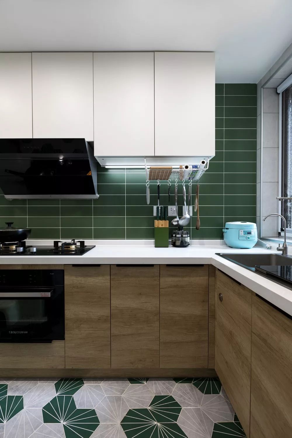 橱柜门颜色到好厨房空间美不少做饭心情更美妙