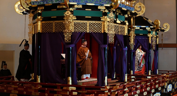 10月22日,日本天皇德仁在皇宫举行的"即位礼正殿之仪"上宣告正式即位.