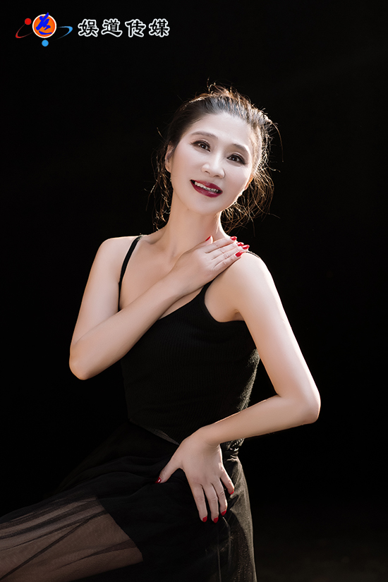 著名舞蹈家夏冰最新剧照我倾向你的嘴唇亲吻大地