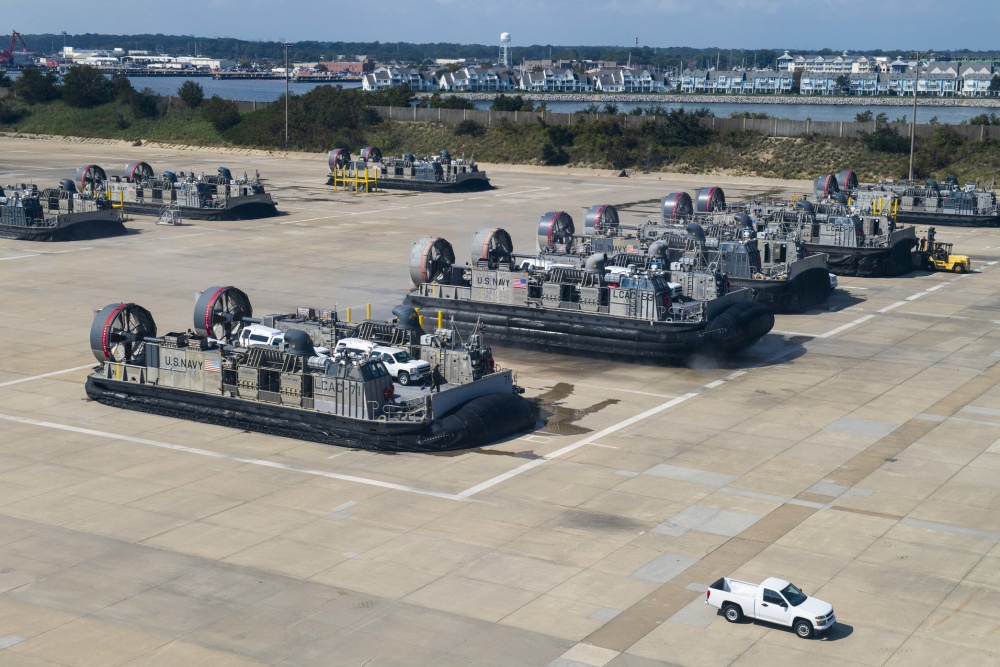 将一批车辆通过气垫登陆艇(lcac)从联合远征基地转移到了尤斯蒂斯堡