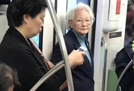 地铁上的老太太曾经是上海副市长