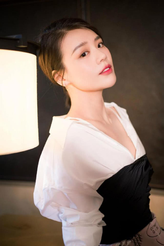 马思纯肚子赘肉显眼遭吐槽,女神身材又胖回大妈了?