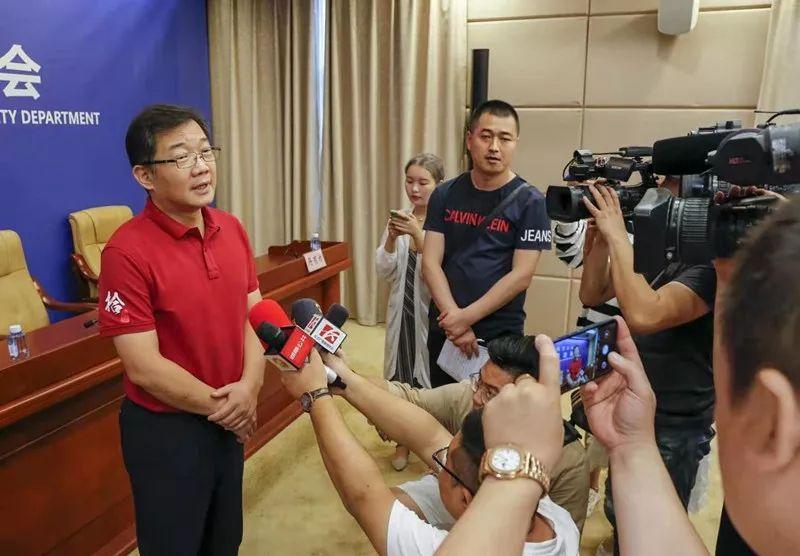 相声演员一个动作斗倒开发商黑社会公安重奖了他