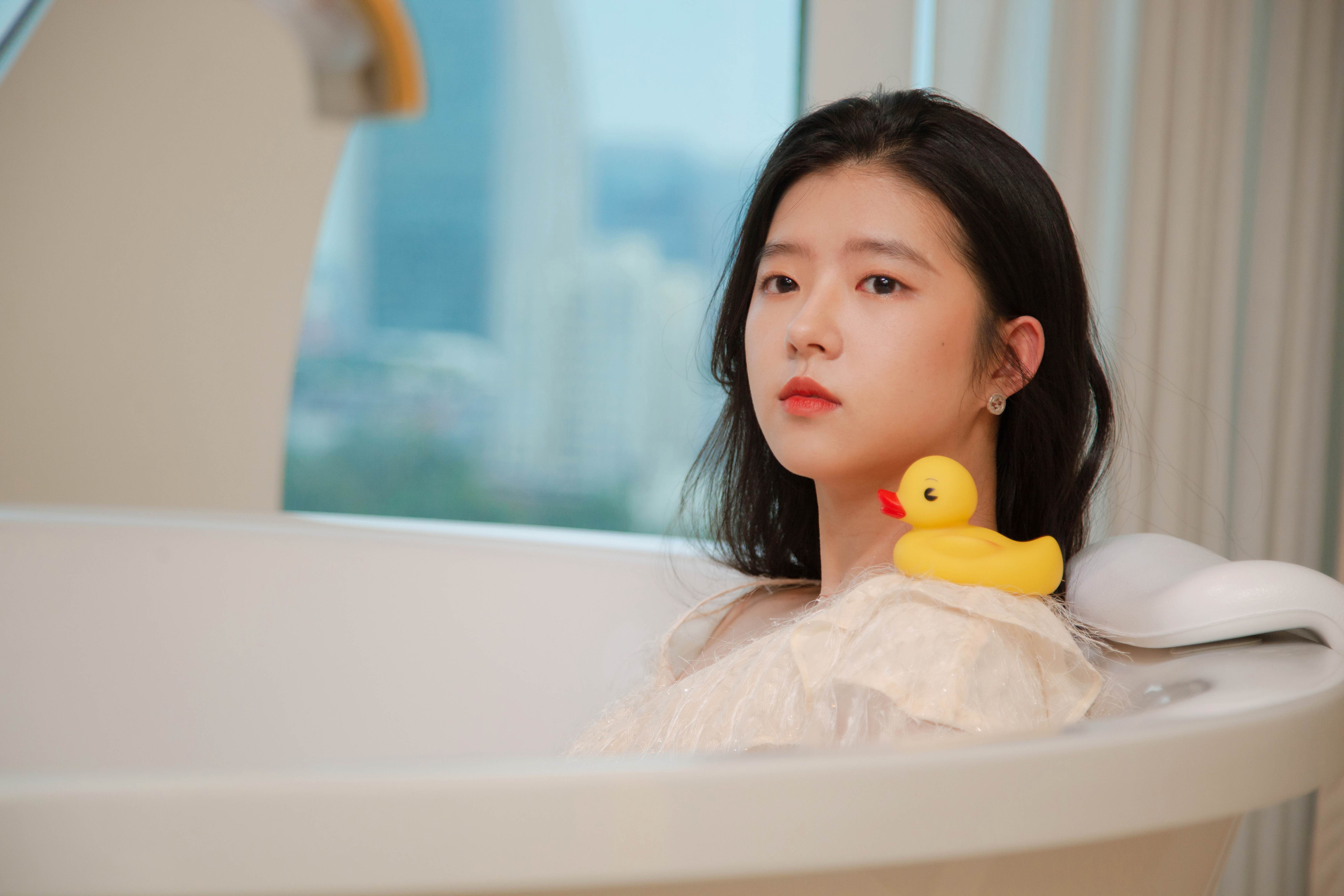 何蓝逗最新浴缸写真曝光乖巧可爱童趣十足