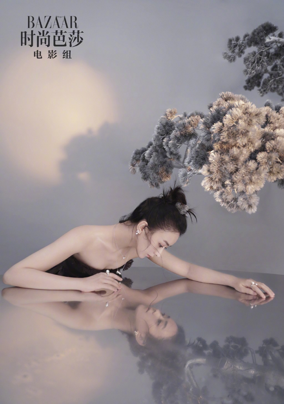 10月22日,赵丽颖产后复工登上某杂志封面大片曝光,身材纤细,十分清冷