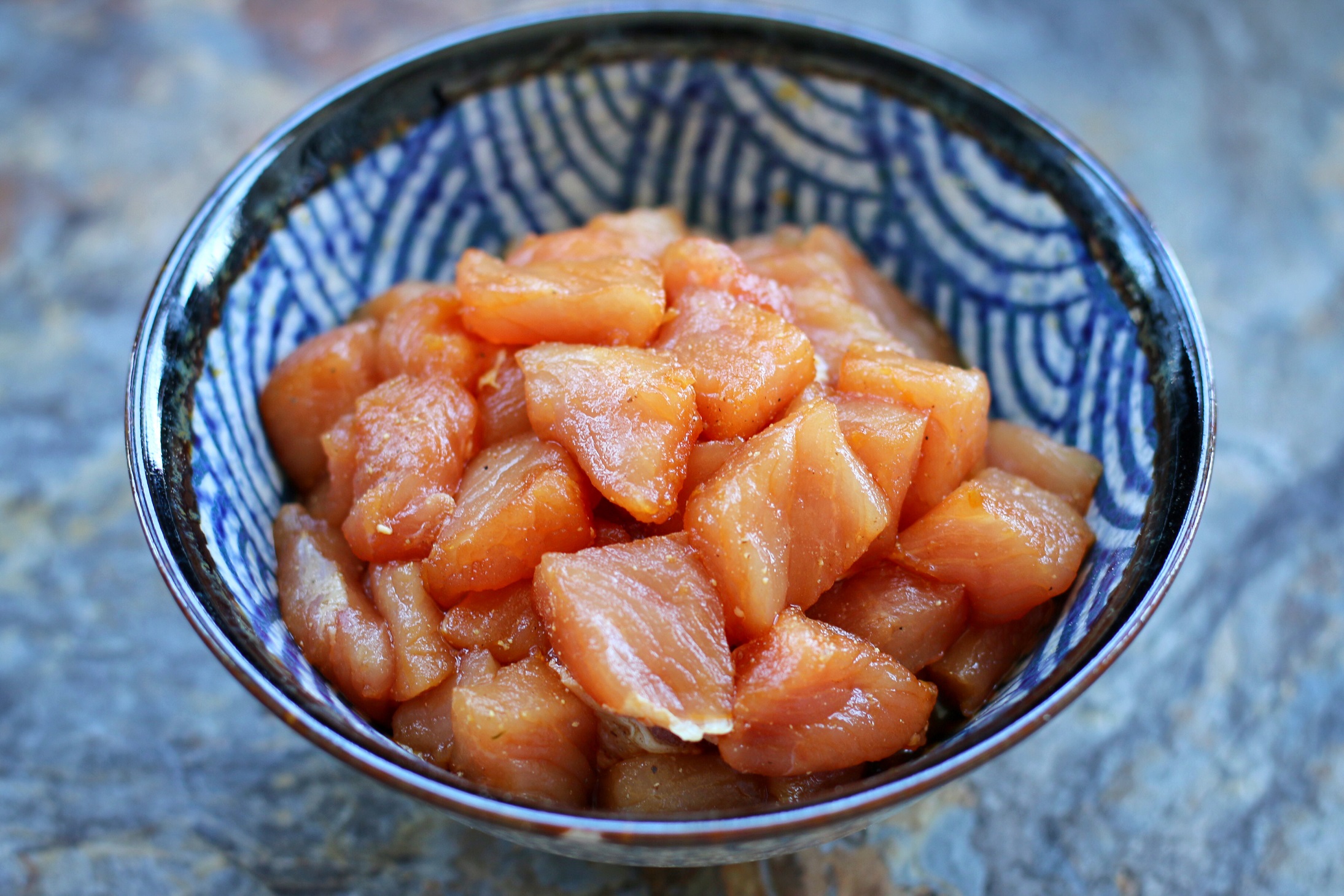 步骤3:下手,把猪肉块儿与调味料抓拌均匀,然后腌制上半个小时以上以