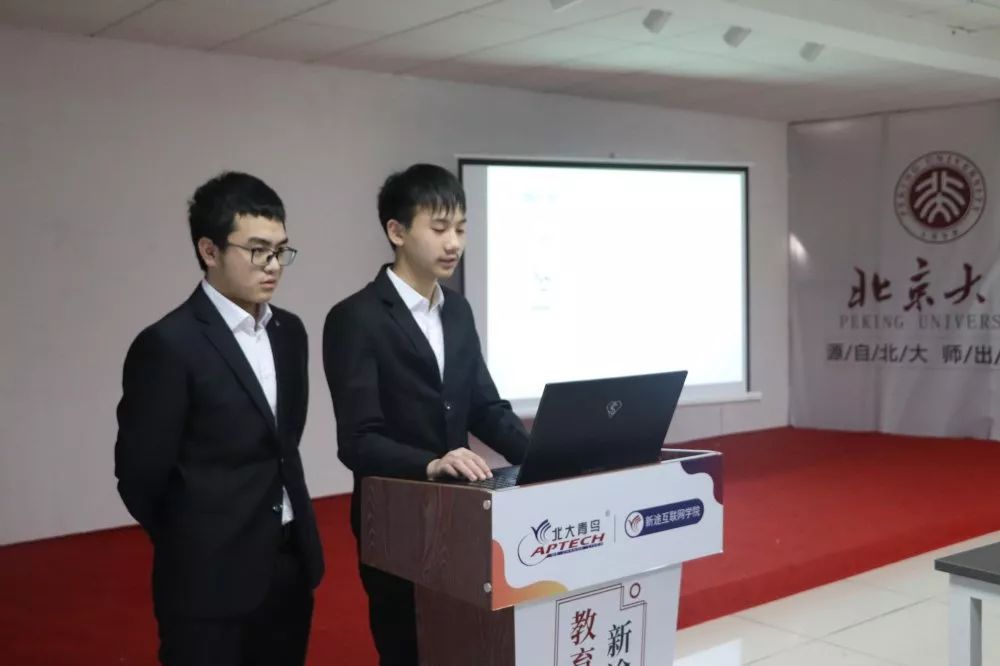 学生着正装的表现中可以看到,他们自己也是相当重视这次项目答辩的