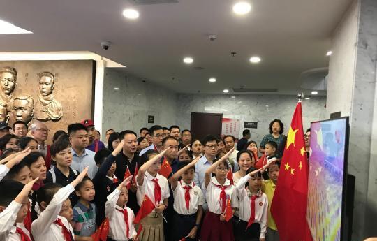 学生参观中共一大会址纪念馆 周卓傲 摄学生参观中共一大会址纪念馆