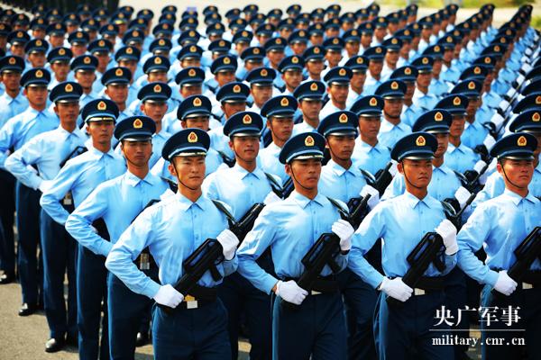 立志当兵的地震男孩走上阅兵场每个动作追求完美