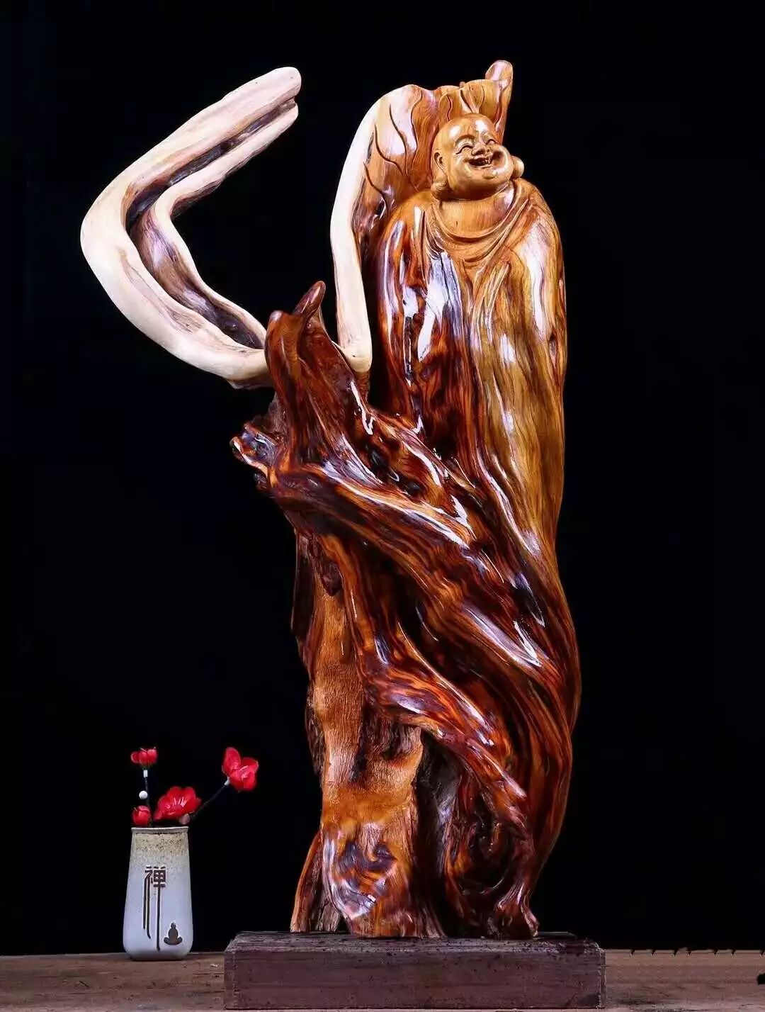在木雕基础上发展而来的根雕技艺,更具艺术色彩
