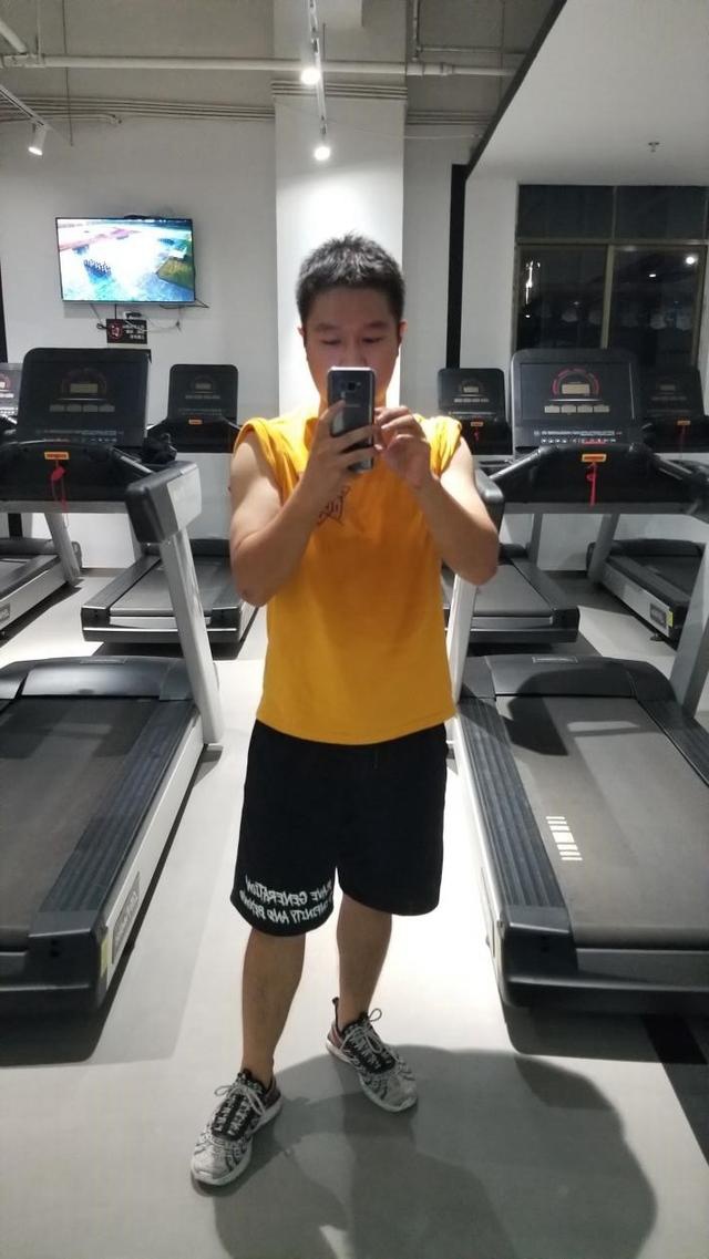 健身房自拍健身房场地现在市面上太多家用体脂秤,贵的,便宜的,大牌的