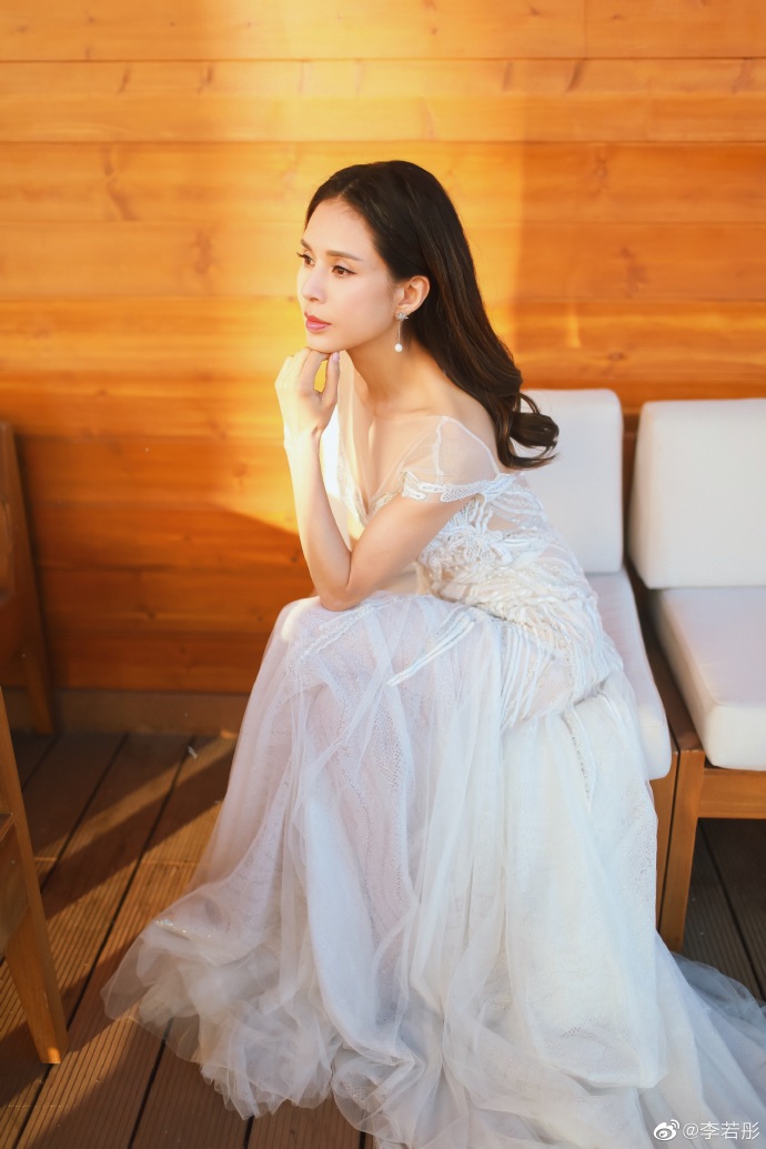 李若彤低胸白纱裙雕花精致 身材傲人气质灵动美若天仙