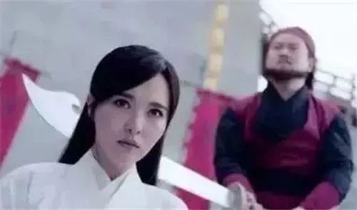 刽子手在行刑之前,为什么会往刀上喷酒,不喷会怎么样?_凤凰网